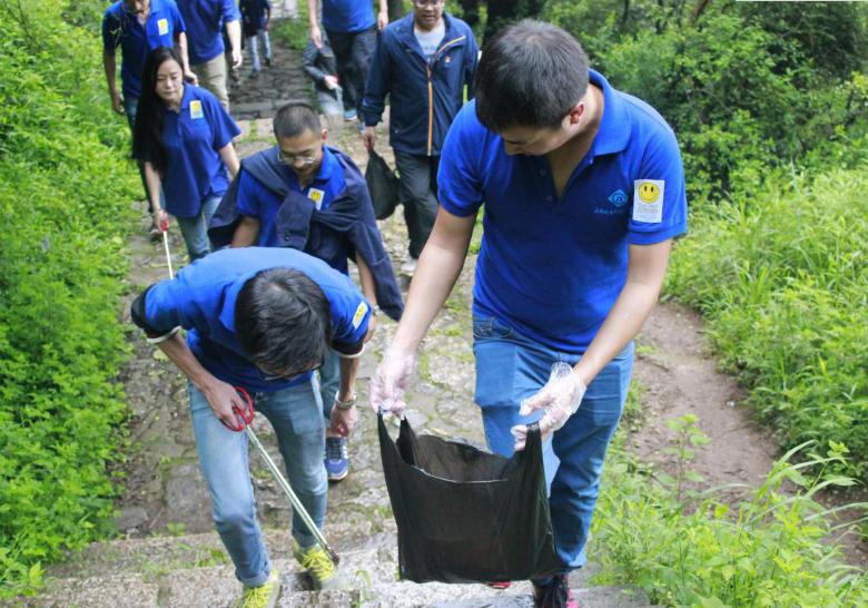 东维图开展“七一”文明公益活动